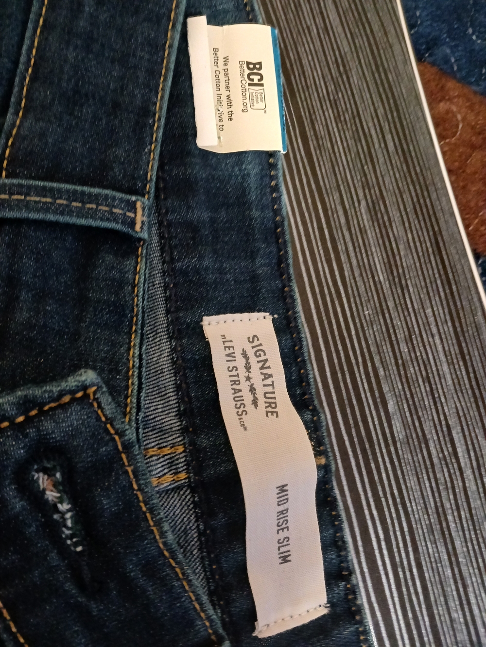 Signature by Levi Strauss Women's Straight Leg Jeans in Dark Blue Wash - Picture 5 of 6
